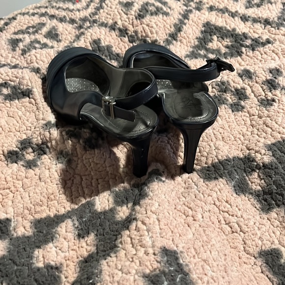 BOGO HEELS Life strides soft system navy blue, open toe, leather heels. 2 inches - Picture 4 of 4